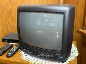 lot 218 image: Phillips TV And Magnavox DTV Digital Analog Converter