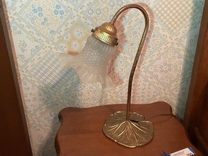 lot 252 image: Vintage Copper, Lily Pad, Gooseneck Table Light