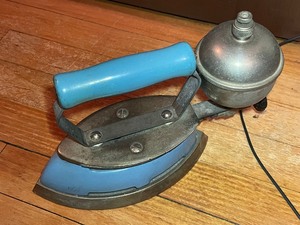 lot 254 image: Antique Coleman Iron