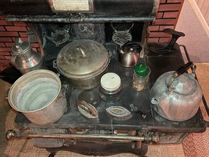 lot 326 image: Various Vintage and Antique Pots and Pans