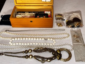 lot 300A image: Variety of Vintage Costume Jewelry as seen in photos