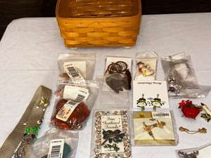 lot 300B image: Variety of Vintage Costume Jewelry as seen in photos