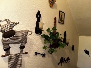 lot 363 image: Variety of Vintage Black Iron Decorations