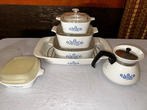 lot 274 image: Set of Vintage Corning Ware Blue Cornflower Early Set including  Baking Pan, Three Covered Casseroles, Coffee Pot and Small Casserole