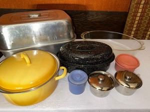 lot 285 image: Granite White and Tan 4 Quaart Dutch Oven, Roasting Pans, Covered Dipping BowlsSeasoning Containers with Lids, and Crock