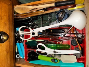 lot 286 image: Drawer Full of Kitchen Tools