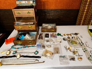 lot 293 image: Jewely Box and Variety of Vintage Jewely as Seen in Photo