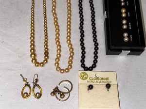 lot 298 image: Antique and Vintage Elegant Costume Pearls and Earrings