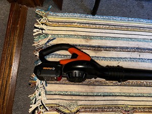 lot 370 image: WORX 20V Cordless Leaf Blower