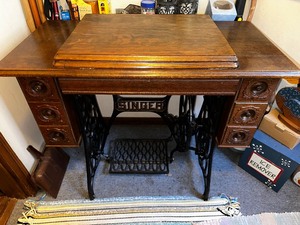 lot 365 image: Vintage Singer Sewing Machine Table and Sewing Machine