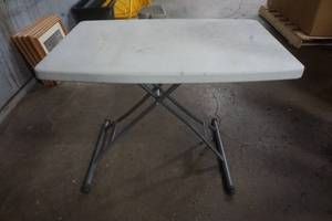 lot 174 image: small poly table