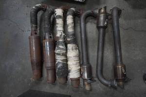 lot 220 image: exhaust parts