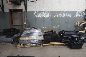 lot 4 image: metal shelves