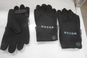 lot 27 image: work gloves