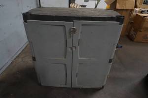 lot 329 image: Rubbermaid cabinet