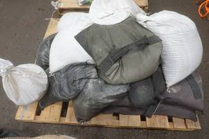 lot 421 image: pallet of sand bags