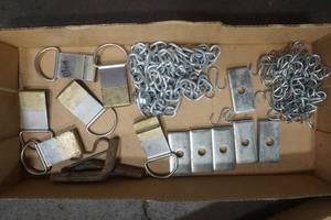 lot 445 image: chainbrackets