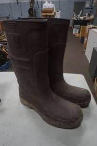 lot 490 image: Tingley boots