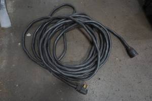 lot 495 image: 220 cord