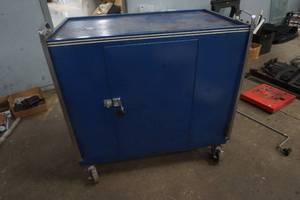lot 523 image: metal cabinet