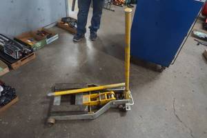 lot 525 image: ATV Motorcycle jack