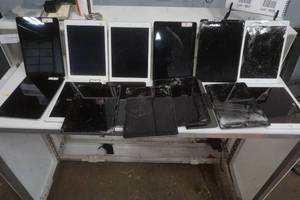 lot 607 image: crackedbroken iPads