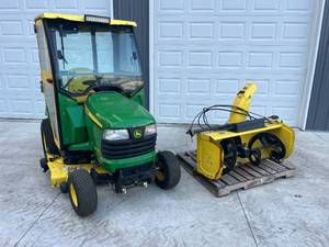 lot 3 image: John Deere X724 - Snowblower, Mower Deck, Cab