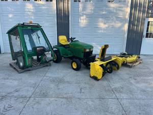 lot 5 image: John Deere 425 - Snowblower, Cab, Mower Deck