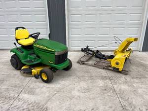 lot 6 image: John Deere LX255 - Snowblower, Mower Deck