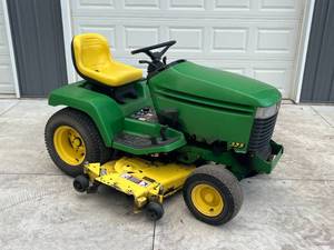lot 16 image: John Deere 325