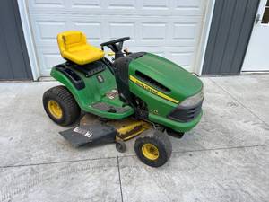lot 18 image: John Deere 125