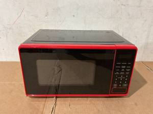 lot 632 image: Mainstays 0.7 Cu ft Countertop Microwave Oven, 700 Watts
