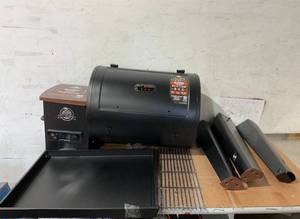 lot 642 image: Pit Boss Classic 700 Sq in Wood Pellet Grill and Smoker - Onyx Edition