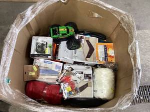 lot 901 image: Wholesale Pallet of Assorted Miscellaneous Items