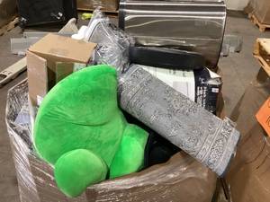 lot 905 image: Wholesale Pallet of Assorted Miscellaneous Items