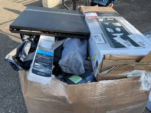lot 908 image: Wholesale Pallet of Assorted Miscellaneous Items