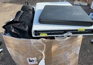 lot 910 image: Wholesale Pallet of Assorted Miscellaneous Items