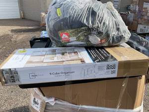 lot 912 image: Wholesale Pallet of Assorted Miscellaneous Items