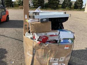 lot 914 image: Wholesale Pallet of Assorted Miscellaneous Items