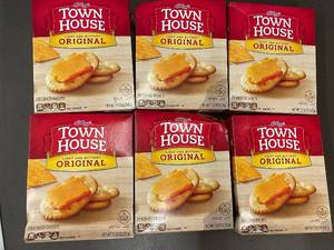 CT 3 - Kelloggs Town House Light and Buttery Original Crackers - 6 Pack