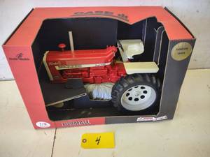 18 Scale Scale Models McCormick Farmall 1206...