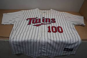 lot 87 image: Minnesota Twins Jersey -3XT