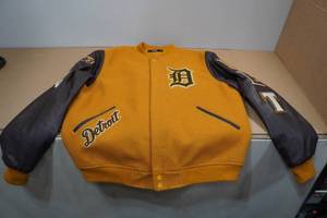 lot 93 image: Detroit Pro Standard Luxury Athletic Jacket -2XL
