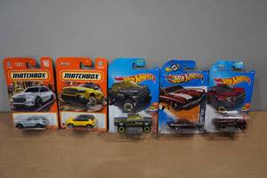lot 101 image: 5 Collectable Die Cast Cars -Matchbox, Hot Wheels