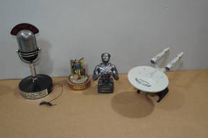 lot 107 image: Assorted Collectables - Star Trek, John Wayne, Wolverine
