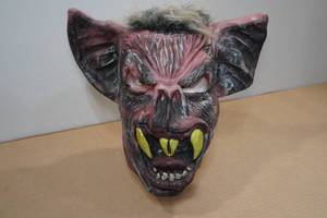 lot 205 image: Scary Monster Bat Halloween Mask
