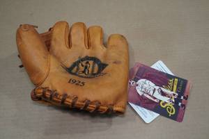 lot 218 image: Shoeless Joe 1925 Golden Era Replica Baseball Glove -Right Handed