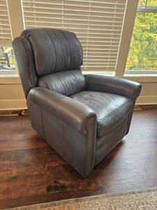 lot 29 image: Connecticut Home Interiors Studded Recliner B