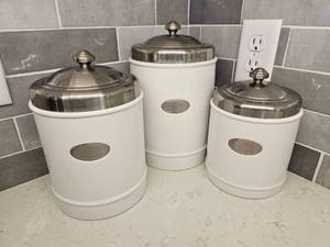 lot 85 image: William Sonoma Contemporary White Kitchen Canister Set (Three)