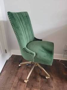 lot 134 image: Stylish Green Tacked Upholstery Office Chair